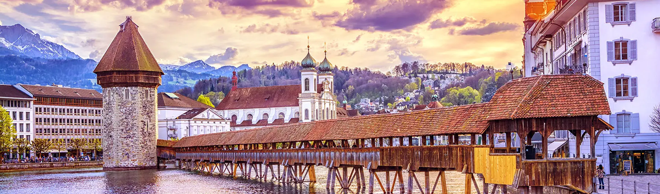 Được đặt theo tên Nhà nguyện St. Peter gần đó, cầu gỗ Chapel xuất hiện như điểm tô cho sự hoàn hảo của bức tranh Lucerne thêm phần lộng lẫy. Chapel là cây cầu gỗ có mái che lâu đời nhất vẫn còn tồn tại ở châu Âu.