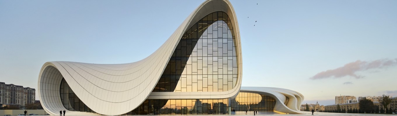 Heydar Aliyev Cultural Center - Công trình được thiết kế để vinh danh vị tổng thống của Azerbaijan - Ilham Aliyev. Nằm gần trung tâm thành phố, Trung tâm Văn hoá Heydar Aliyev có một vai trò then chốt trong việc phát triển của Baku.