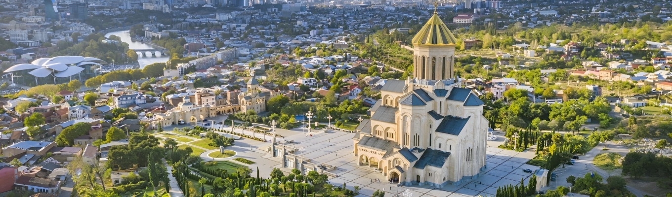 Holy Trinity Cathedral hay Sameba Cathedral - Nhà thờ Chúa Ba Ngôi - được xây dựng sau sự kiện sụp đổ của Liên Bang Xô Viết. Nhà thờ là một biểu tượng của sự phục sinh, thống nhất và bất tử của Gruzia. Đây là nhà thờ Chính Thống Giáo lớn nhất khu vực Kavkaz.