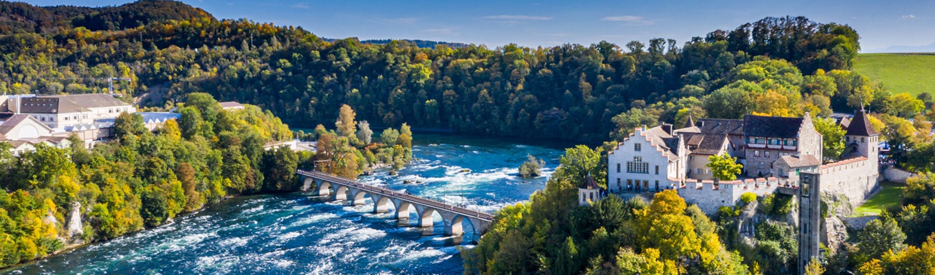 Thác Rhine Falls là thác nước lớn nhất ở Thụy Sĩ, nằm ở vùng Rhine Thượng tại biên giới giữa Schaffhausen và Zurich. Đây còn là dòng thác lớn nhất Châu Âu, nằm trong top 10 thác nước đẹp nhất Thế giới. 