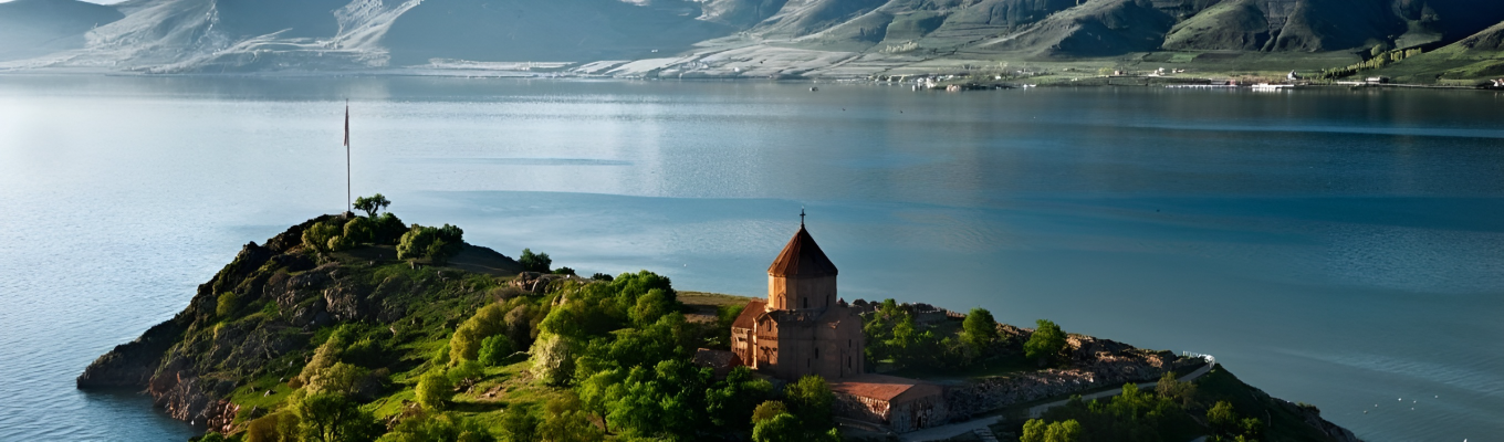 Hồ Sevan ở trung tâm của Armenia, là hồ nước ngọt lớn nhất và là một trong những hồ trên núi lớn nhất Thế giới. Hồ được bao quanh bởi một số tu viện tuyệt đẹp - ấn tượng nhất trong số chúng được cho là Tu viện Sevanavank - tu viện công giáo có lịch sử từ Thế kỷ IX với cảnh nhìn toàn cảnh bờ hồ vô cùng ấn tượng.