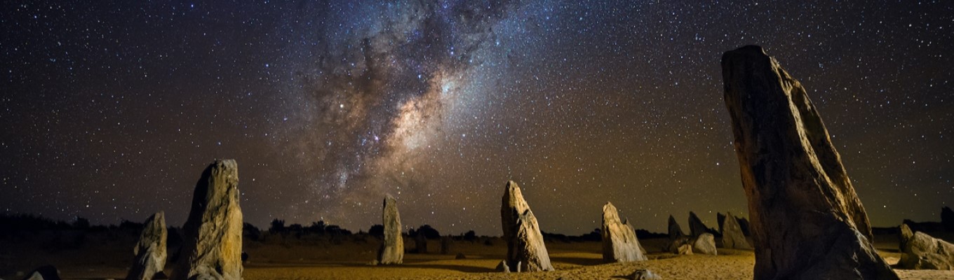 Nằm cách bờ biển phía Tây Nam của Úc không xa, The Pinnacles là sa mạc kỳ lạ với hàng nghìn cột đá vôi bị phong hóa, nhô lên từ những bãi cát vàng ở Vườn quốc gia Nambung.