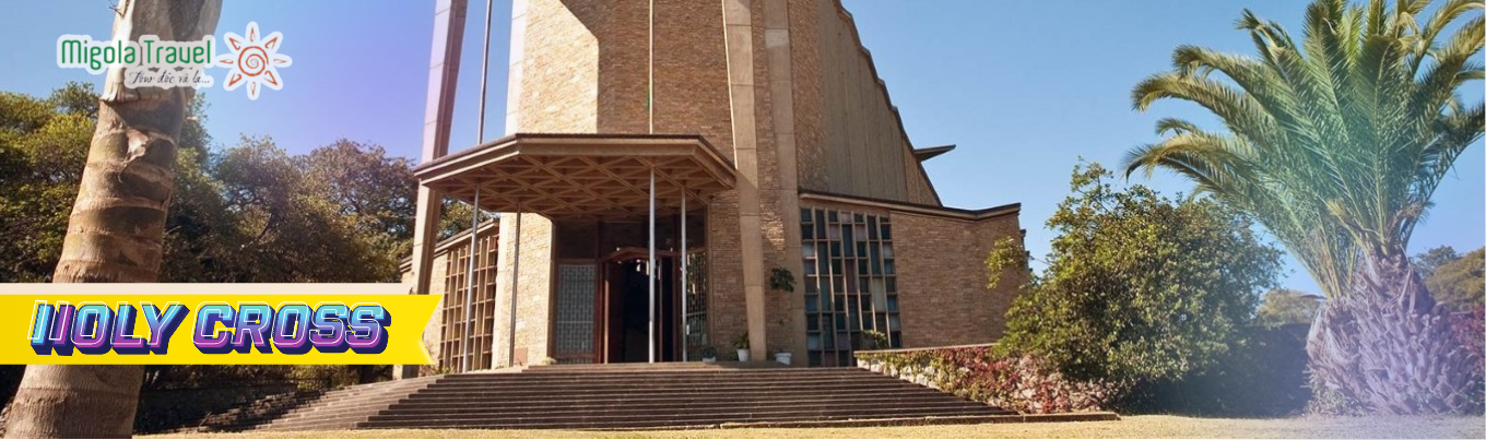 Nhà thờ Holy Cross: được xây dựng từ 1962, là nhà thờ chính toà và lớn nhất Zambia. Đây cũng là nơi diễn ra nhiều sự kiện hội họp quan trọng, góp phần cho công cuộc giải phóng đất nước vào những năm 1964.