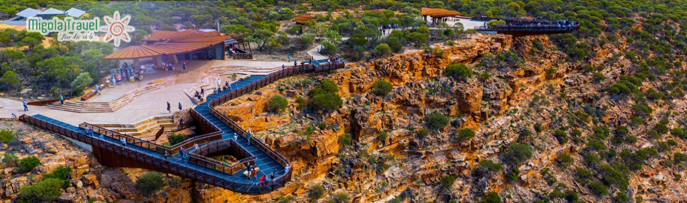 Skywalk Kalbarri - Là cây cầu kính có tầm nhìn ngoạn mục ra hẻm núi sông Murchison và cảnh quan hùng vĩ xung quanh. Khi đến đây, du khách sẽ cảm thấy như đang lơ lửng giữa trời mây khi đi bộ dọc theo hai đài quan sát được treo giữa không trung với độ cao 100m trên hẻm núi.