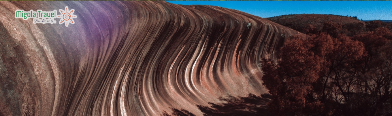 Wave Rock là khối đá khổng lồ lượn sóng kì lạ vươn lên giữa sa mạc. Khối đá này được cho rằng đã chịu sự xói mòn của gió và nước trên tảng đá hoa cương cao 15m (dài khoảng 110m) trong hơn 60 triệu năm. Những “con sóng” này có thể thay đổi màu sắc như đỏ, cam, vàng, xám… vào các thời điểm khác nhau trong ngày.
