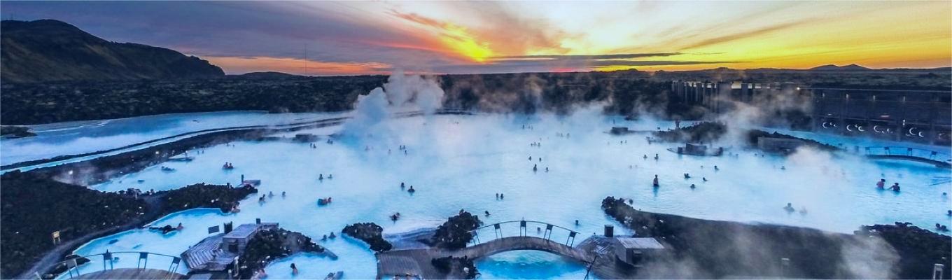 Blue Lagoon là một trong những điểm du lịch và là khu spa nước nóng thu hút nhiều khách nhất ở Iceland. Hồ nằm ở Grindavik thuộc bán đảo Reykjanes, miền tây nam Iceland.