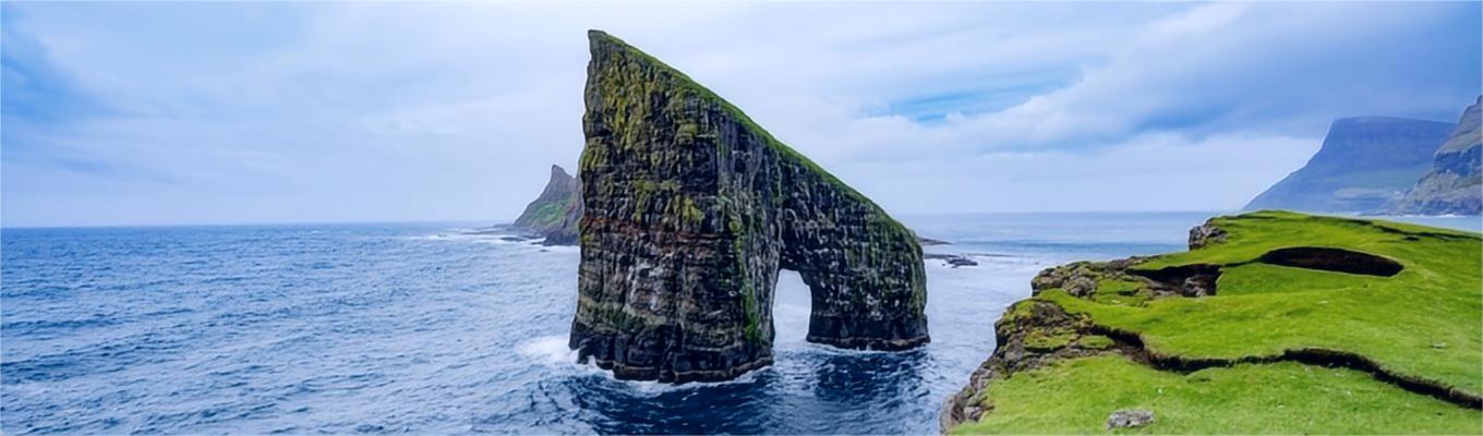 Cổng trời Drangarnir - là điểm tham quan yêu thích của những nhiếp ảnh gia và những ai mong muốn có trải nghiệm đặc biệt trên biển. Drangarnir là tảng đá có hình dáng kỳ lạ, rỗng ở giữa, nổi trên mặt biển, vì vậy nơi đây trở thành một trong những địa danh mang tính biểu tượng nhất của quần đảo Faroe.