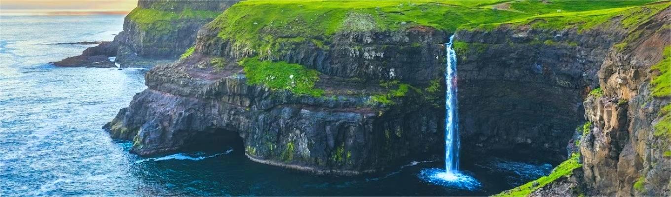 Thác nước Mulafossur - thác nước tự nhiên tuyệt đẹp với dòng chảy thẳng đứng từ vách núi hàng trăm mét xuống đại dương. Cảnh sắc của Mulafossur mang vẻ đẹp bình yên, thanh khiết Faroe Islands.