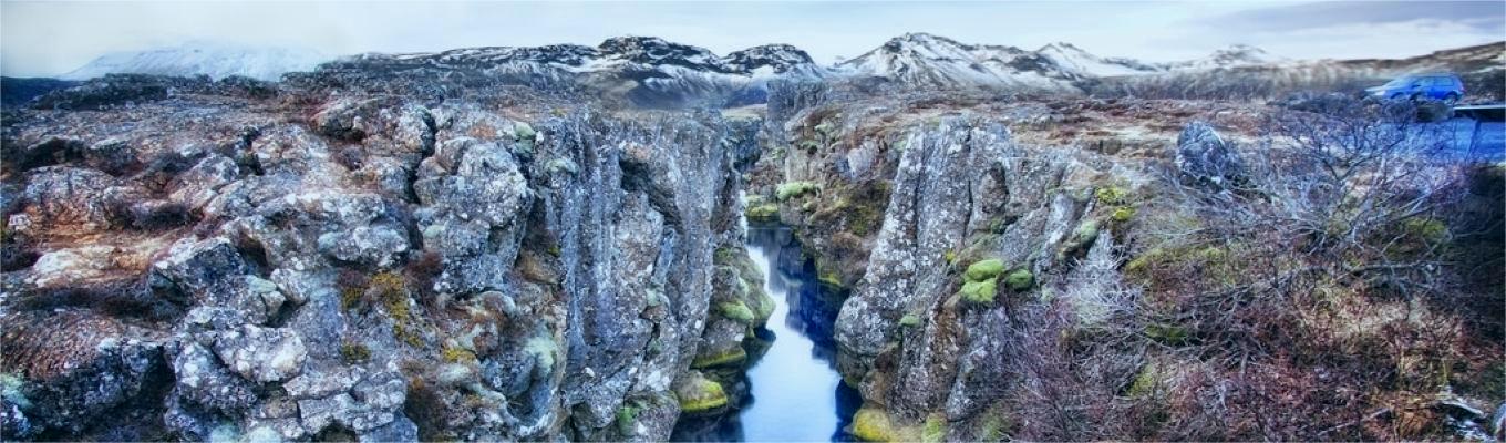 Công viên quốc gia Pingvellir - với vết nứt nổi tiếng nằm giữa 2 mảng lục địa Bắc Mỹ và Á Âu, đó chính là thung lũng Silfra. Là khu vực có tầm quan trọng về địa chất, lịch sử, văn hóa, đồng thời cũng là khu vực du lịch nổi tiếng tại Iceland,  Unesco đã công nhận Vườn quốc gia là Di sản văn hóa thế giới năm 2004. 