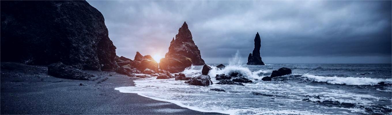 Bãi biển cát đen Reynisfjara - đẹp như tranh vẽ và thuộc hàng những bãi biển kỳ lạ nhất thế giới với từng đợt sóng biển trắng xóa, đối lập với bãi cát đen mịn màng và những hàng cột đá vuông vức trải dài.