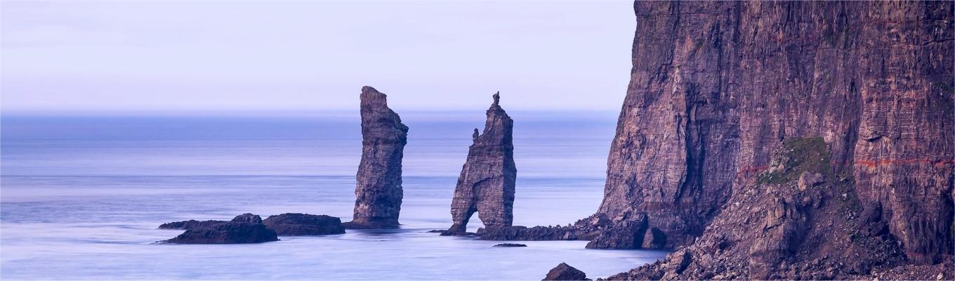 Risin Og Kellingin - quần thể đá tự nhiên dựng giữa biển, gần bờ biển phía Bắc đảo. Truyền thuyết kể rằng, gã khổng lồ Risin và mụ phù thủy Kellingin luôn ghen tỵ với vẻ đẹp nguyên sơ của Faroe. Vì vậy, chúng muốn biến nơi đây thành vật sở hữu của mình và đem về đất Iceland.
