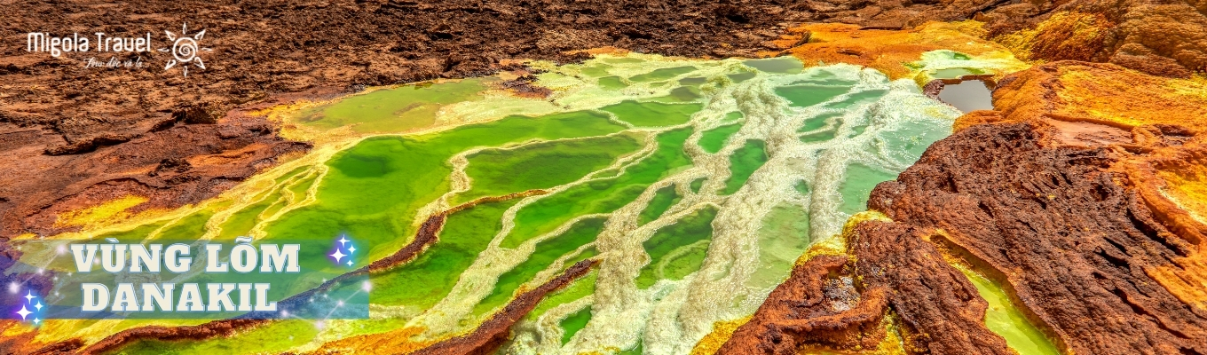 Dallol chính là nơi mà nước không mang lại sự sống theo đúng nghĩa đen. Những trận lũ mang nước tràn vào vùng lõm Danakil từ Biển Đỏ bị giữ lại. Nước biển, muối, kim loại cùng với nhiệt độ của môi trường tạo nên một loạt những phản ứng hóa học, khiến bề mặt vùng lõm Danakil biến dạng thành một thế giới rất huyền ảo và rực rỡ, với sự hòa trộn của nhiều màu sắc kim loại như nâu, vàng, xanh, cam đặc trưng. 