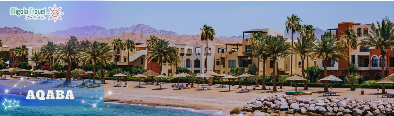 Với vị trí chiến lược giáp Ai Cập, Israel và Ả Rập Saudi, Aqaba từ lâu đã đóng vai trò quan trọng trong thương mại hàng hải và được nhắc đến từ thời kỳ Vua Solomon. Ngày nay, nơi đây không chỉ là cảng biển lớn nhất của Jordan mà còn là thiên đường nghỉ dưỡng, nổi tiếng với rạn san hô phong phú và các hoạt động biển hấp dẫn. 