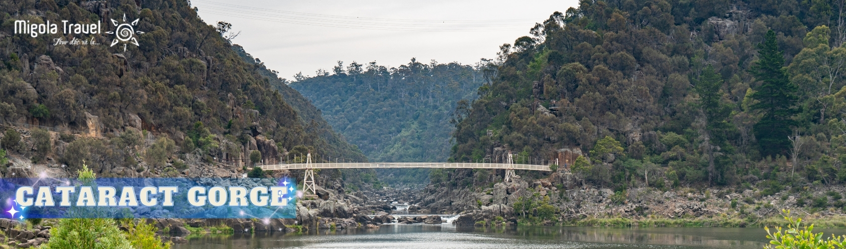 Hẻm núi Cataract Gorge nằm tại lưu vực sông South Esk, hẻm núi Cataract Gorge là địa điểm du lịch nổi tiếng của Launceston với khung cảnh hùng vĩ của núi, sông, rừng và những con đập lớn. 