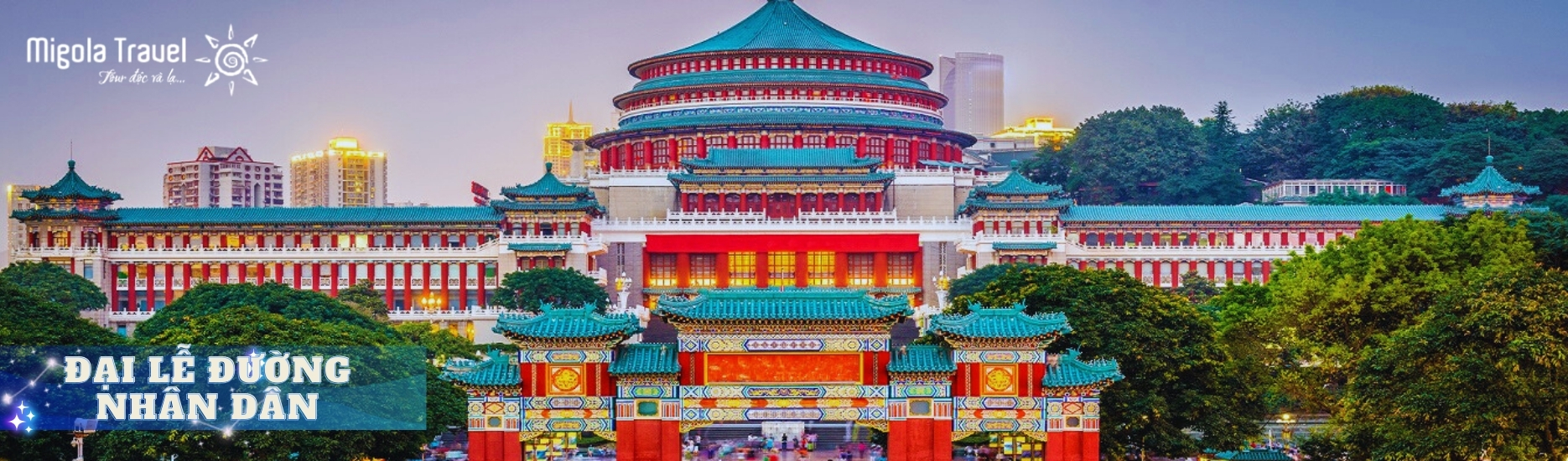 Đại lễ đường nhân dân - công trình kiến trúc này là bản sao mô phỏng theo cấu trúc Thiên Đàn của Bắc Kinh, được coi là biểu tượng của Trùng Khánh, toàn thể kiến trúc được thiết kế theo lối thời nhà Minh, nhà Thanh.