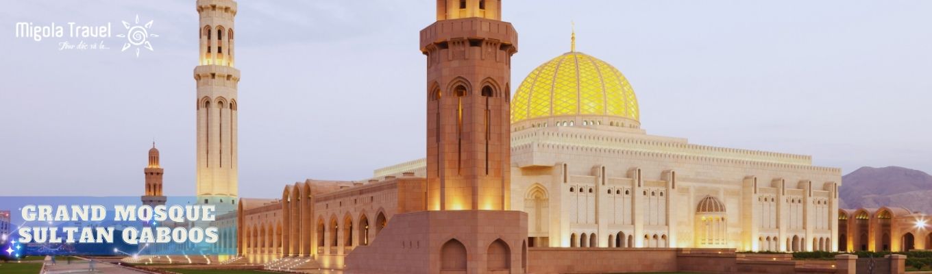 Grand Mosque Sultan Qaboos: là một trong những công trình kiến trúc Hồi giáo nổi bật và lớn nhất ở khu vực Trung Đông. Đây là món quà của Quốc vương Sultan Qaboos bin Said dành cho nhân dân Oman, nhằm kỷ niệm 30 năm trị vì của ông. 