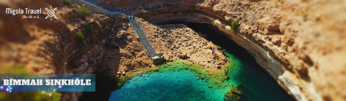 Bimmah Sinkhole: Còn có một tên gọi khác là Hawiyat Najm, là một hồ nước ngọt tự nhiên nằm ở Qurrayat. Hồ có đường kính khoảng 50 mét và độ sâu khoảng 20 mét. Tại dây, quý khách có thể nhìn thấy được hồ nước trong xanh màu ngọc bích, nơi chứa mạch nước ngầm nối ra biển.
