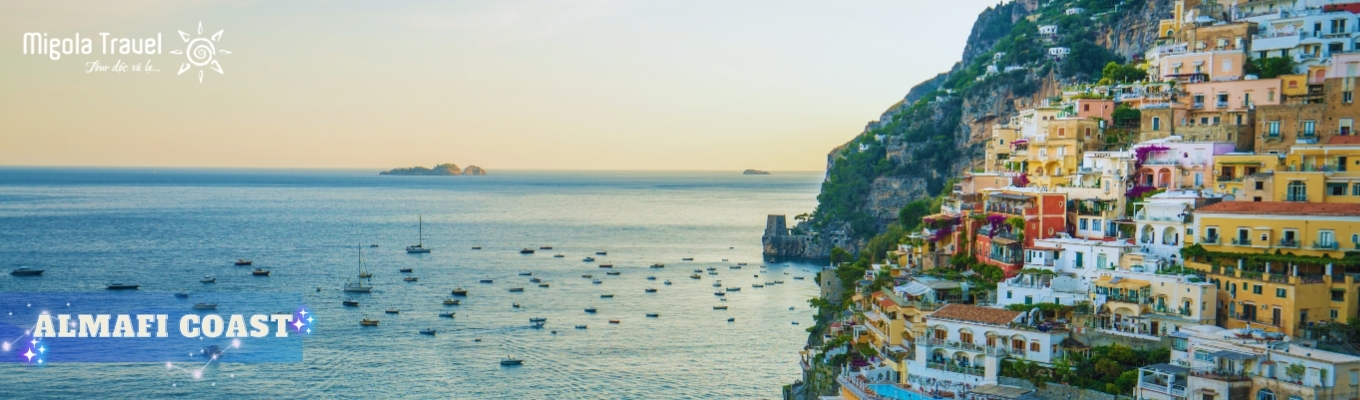 Bãi biển Amalfi nổi tiếng với những căn nhà đủ sắc màu nằm trên ngọn đồi nhìn ra biển xanh. Các ngôi nhà ở đây còn được bao quanh bởi những khu vườn tươi tốt. Chanh, ô liu, nho và hoa lấp đầy không khí với mùi hương dịu mát