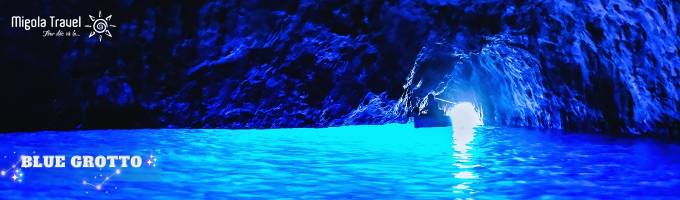 Blue Grotto hang động ven biển nổi tiếng vì ánh sáng tự nhiên màu xanh lam bên trong lòng hang động. Ánh sáng mặt trời chiếu xuyên qua một cửa hang ở phía dưới, phản chiếu lên mặt nước thành ánh xanh ngọc bích phát sáng khắp hang động bên trong
