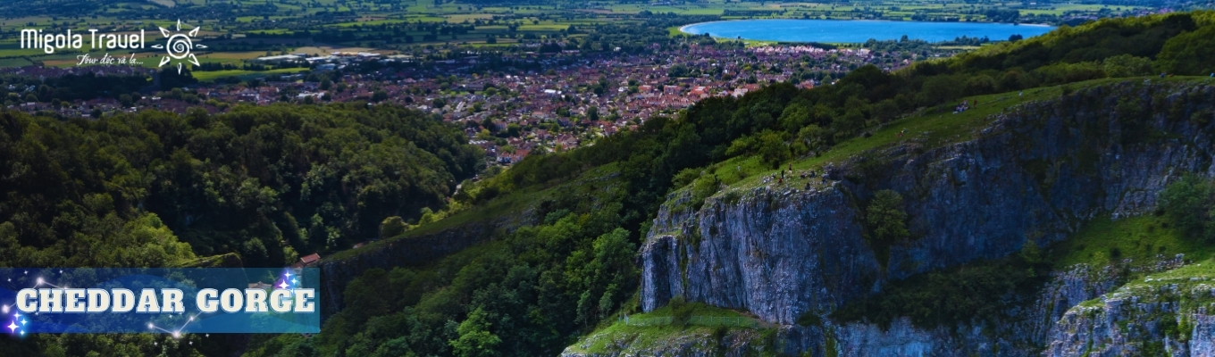 Cheddar Gorge – kì quan thiên nhiên vĩ đại thứ hai tại Anh Quốc. Hẻm núi Cheddar Gorge là hẻm núi đá vôi đồ sộ, cheo leo, với rêu xanh non và địa y bao phủ tạo nên một khung cảnh tuyệt đẹp mà không nơi nào có được. Đây cũng là nơi mà các nhà khảo cổ đã phát hiện được bộ xương người có niên đại lâu đời nhất của nước Anh vào năm 1903.