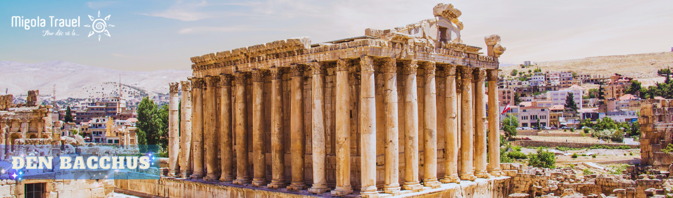 Đền Bacchus nằm trong quần thể di tích cổ Baalbek ở miền đông Lebanon và được xem là một trong những ngôi đền La Mã bảo tồn tốt nhất trên thế giới. Được xây dựng vào thế kỷ 2, ngôi đền thờ thần Bacchus – vị thần rượu vang, lễ hội và sự sung túc, với kiến trúc cột đá khổng lồ và phù điêu chạm trổ tinh xảo.