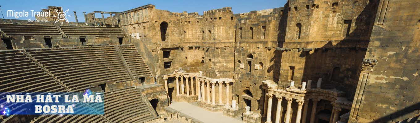 Nhà hát Bosra (Bosra Roman Theatre) nằm ở thành phố cổ Bosra miền nam Syria và là một trong những nhà hát La Mã được bảo tồn hoàn hảo nhất thế giới. Được xây dựng vào thế kỷ 2 bằng đá bazan đen đặc trưng, nhà hát có sức chứa khoảng 15.000 khán giả và nổi bật với kiến trúc vòng cung, sân khấu lớn cùng hệ thống âm thanh tự nhiên tuyệt vời.