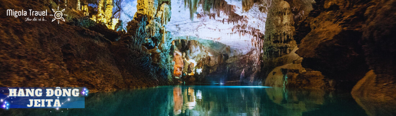 Hang động Jeita (Jeita Grotto) là kỳ quan tự nhiên nổi tiếng nhất Lebanon, nằm cách Beirut khoảng 18 km về phía bắc trong thung lũng Nahr al-Kalb. Quần thể gồm hai hang động – hang trên và hang dưới – với hệ thống thạch nhũ, măng đá khổng lồ cùng dòng sông ngầm xanh biếc.