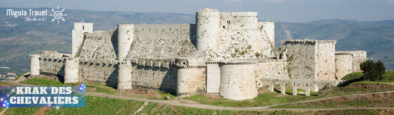 Krak des Chevaliers là một trong những pháo đài Thập tự chinh hùng mạnh và còn nguyên vẹn nhất thế giới, nằm ở miền tây Syria gần biên giới Lebanon. Được xây bởi Hiệp sĩ Hospitaller vào thế kỷ 12–13, pháo đài có tường thành dày, hào nước và kiến trúc phòng thủ kiên cố.