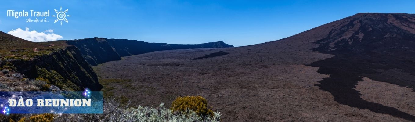 Hòn đảo được kiến tạo từ hoạt động phun trào của hai miệng núi lửa – Piton des Neiges cao 3.070 m (hình thành khoảng vài triệu năm trước) và Piton de la Fournaise (Furnace Peak) – một trong những núi lửa hoạt động tích cực nhất thế giới hiện nay. 