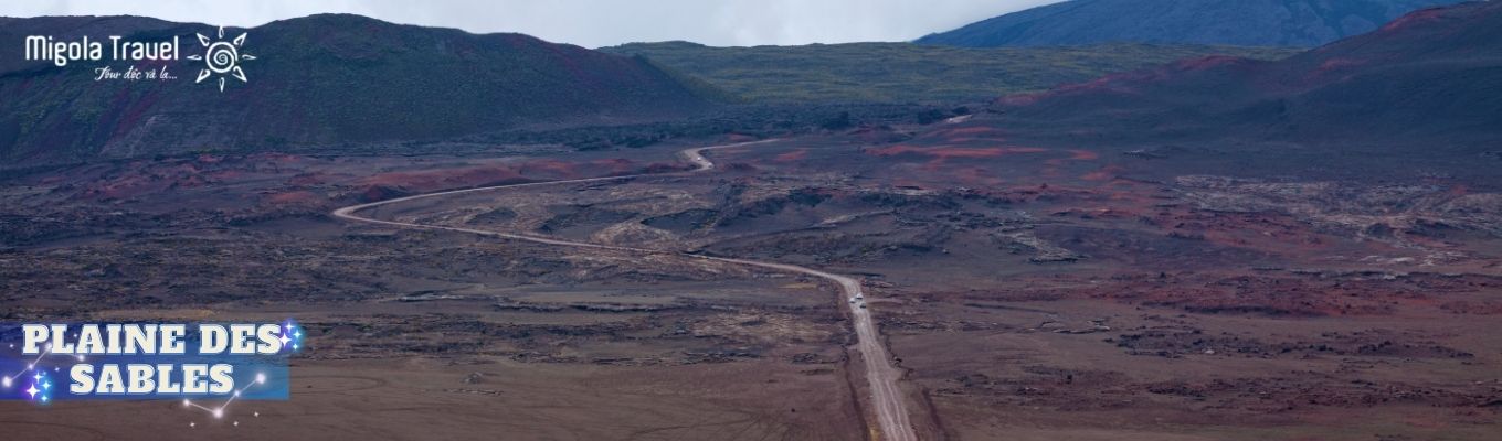 Plaine des Sables - khu vực phủ tro và dung nham cũ, cảnh quan trơ trọi giống như bề mặt một hành tinh trong các bộ phim khoa học viễn tưởng.
