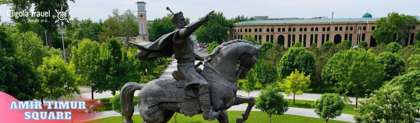 Quảng trường Amir Timur được đặt theo tên vị hoàng đế lẫy lừng ở thế kỷ XIV, cách đó không xa là bức tượng oai phong lẫm liệt của Người.