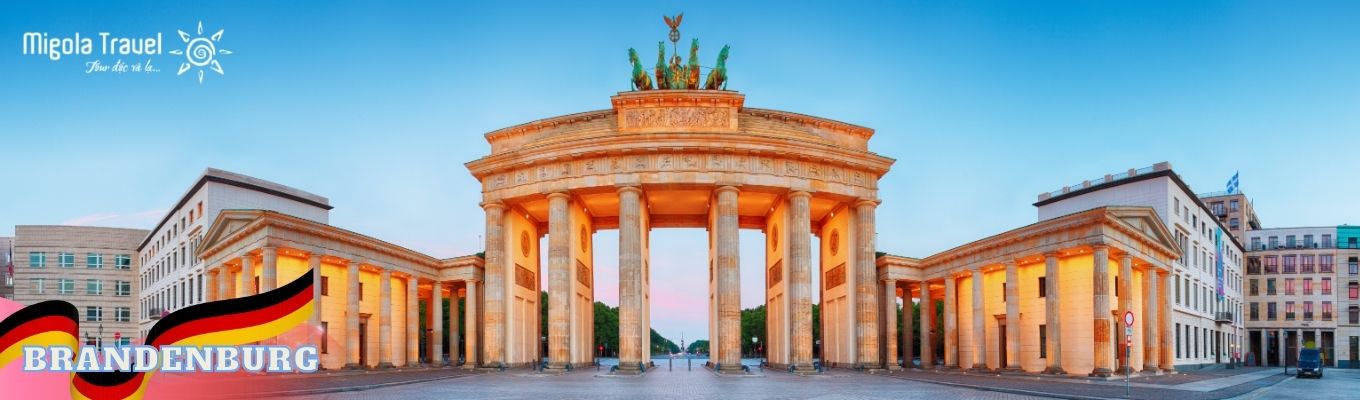 Cổng Brandenburg: công trình được xây dựng từ cuối thế kỷ 18 theo phong cách Tân cổ điển. Trải qua nhiều biến động, cánh cổng này từng nằm ngay ranh giới chia cắt Đông – Tây Berlin, trở thành biểu tượng cho sự đối đầu trong Chiến tranh Lạnh.