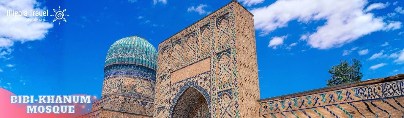 Thánh đường Hồi giáo Bibi-Khanum – công trình nổi tiếng tiêu biểu cho kiến trúc Timurid, du khách sẽ được chiêm ngưỡng những toà nhà nguy nga và rực rỡ được lát bằng ngọc lam và đá quý, đây biểu tượng đẹp nhất của nghệ thuật Hồi giáo.
