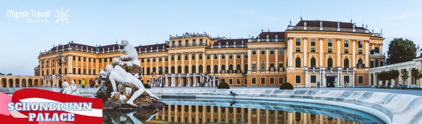 Cung điện Schönbrunn được xây dựng từ thế kỷ 17 và trải qua nhiều giai 
đoạn cải tạo dưới thời các vị hoàng đế khác nhau. Kiến trúc của cung điện là sự kết hợp hài hòa 
giữa phong cách Baroque và Rococo, với những phòng ốc lộng lẫy, những khu vườn rộng lớn và 
những bức tượng điêu khắc tinh xảo