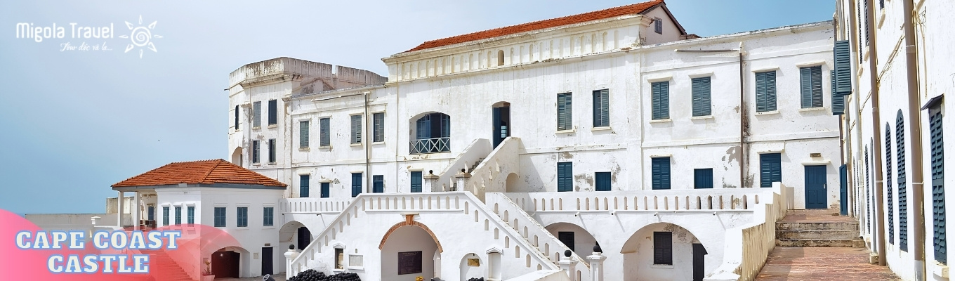 Lâu đài Cape Coast (Cape Coast Castle): Được xây dựng từ thế kỷ XVII, Cape Coast từng là một trong những pháo đài quan trọng nhất của các cường quốc châu Âu tại Tây Phi.