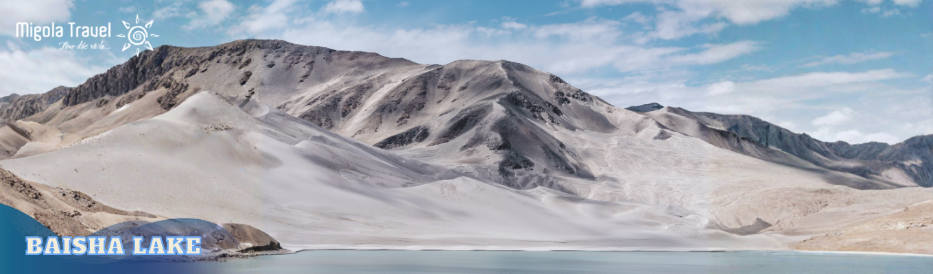 Hồ Baisha (White Sand Lake): viên ngọc xanh của cao nguyên Pamir ở độ cao hơn 3.300 m. Mặt hồ xanh ngọc trong vắt nằm giữa những triền cát trắng mịn và phông nền là các dãy núi tuyết hùng vĩ, tạo nên khung cảnh tựa như một bức tranh thủy mặc.