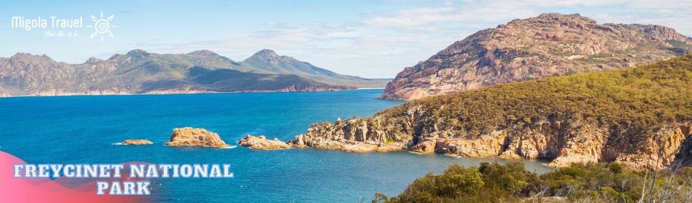 Freycinet National Park – một trong những khu vực thiên nhiên nổi tiếng nhất Tasmania. Nằm trên bán đảo Freycinet, nổi bật với dãy núi granite The Hazards vươn lên phía trên những vịnh biển xanh trong và các bãi cát trắng.