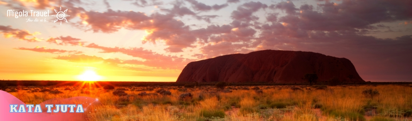 Kata Tjuta – quần thể gồm những khối đá khổng lồ nằm giữa vùng sa mạc Red Centre. quần thể gồm 36 khối đá sa thạch khổng lồ, nằm cách Uluru khoảng 40km về phía Tây. Nếu Uluru mang dáng vẻ của một khối đá duy nhất vươn lên giữa đồng bằng, Kata Tjuta lại gây ấn tượng bởi những mái vòm đá đỏ nối tiếp nhau, tạo nên một cảnh quan hùng vĩ và có chiều sâu.