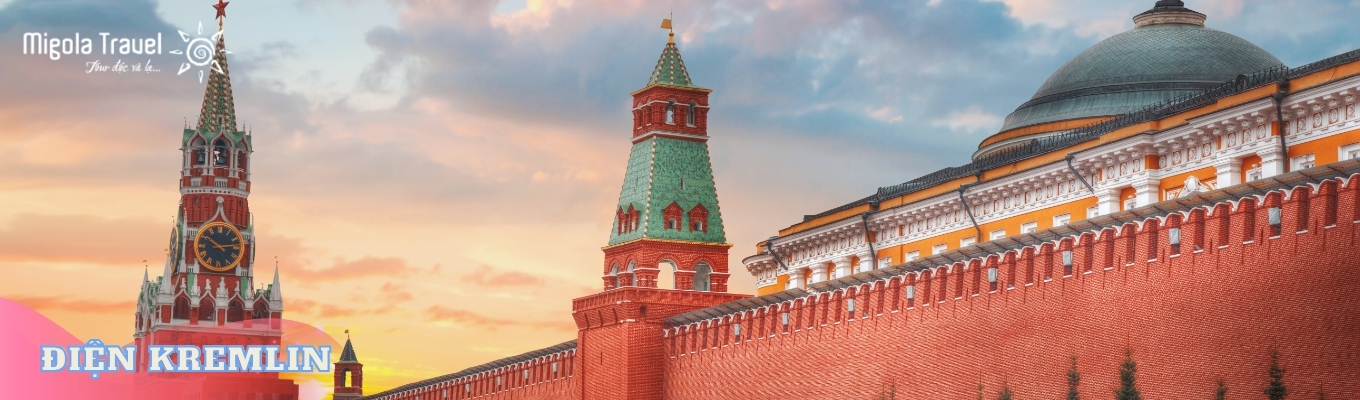 Điện Kremlin, nơi ở và làm việc của các Sa Hoàng trước đây và Tổng thống Nga hiện tại. Điện cũng là nơi lưu giữ các di tích lịch sử: các nhà thờ, tháp chuông, súng Thần công vua, quả Chuông Vua