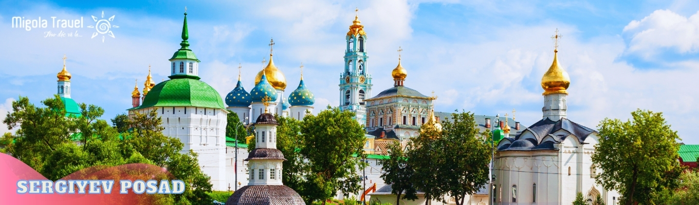 Tu viện Thiên Chúa Ba Ngôi Thánh Sergius (Troitse–Sergiyeva Lavra) là “trái tim tâm linh” của Sergiyev Posad và được ví như Vatican của Chính Thống giáo Nga.